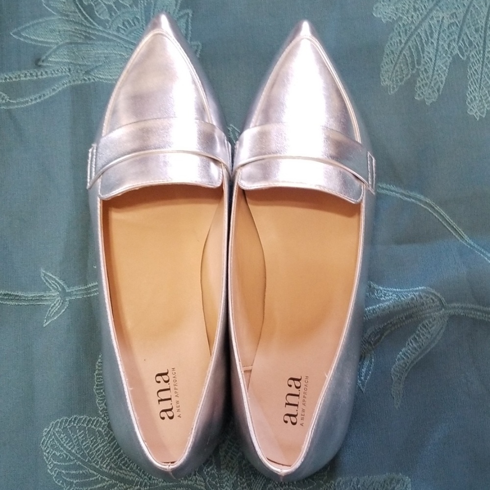 NWOT Stylish Silver Flats - Picture 6 of 8